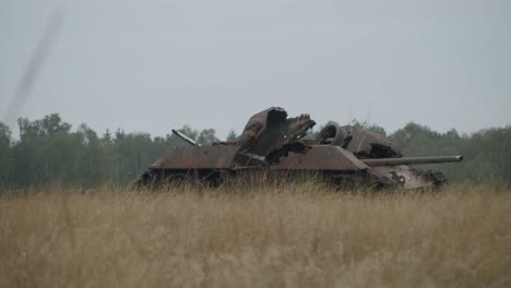 algunos viejos tanques ww2 en el área de entrenamiento militar británico senne en paderborn, alemania