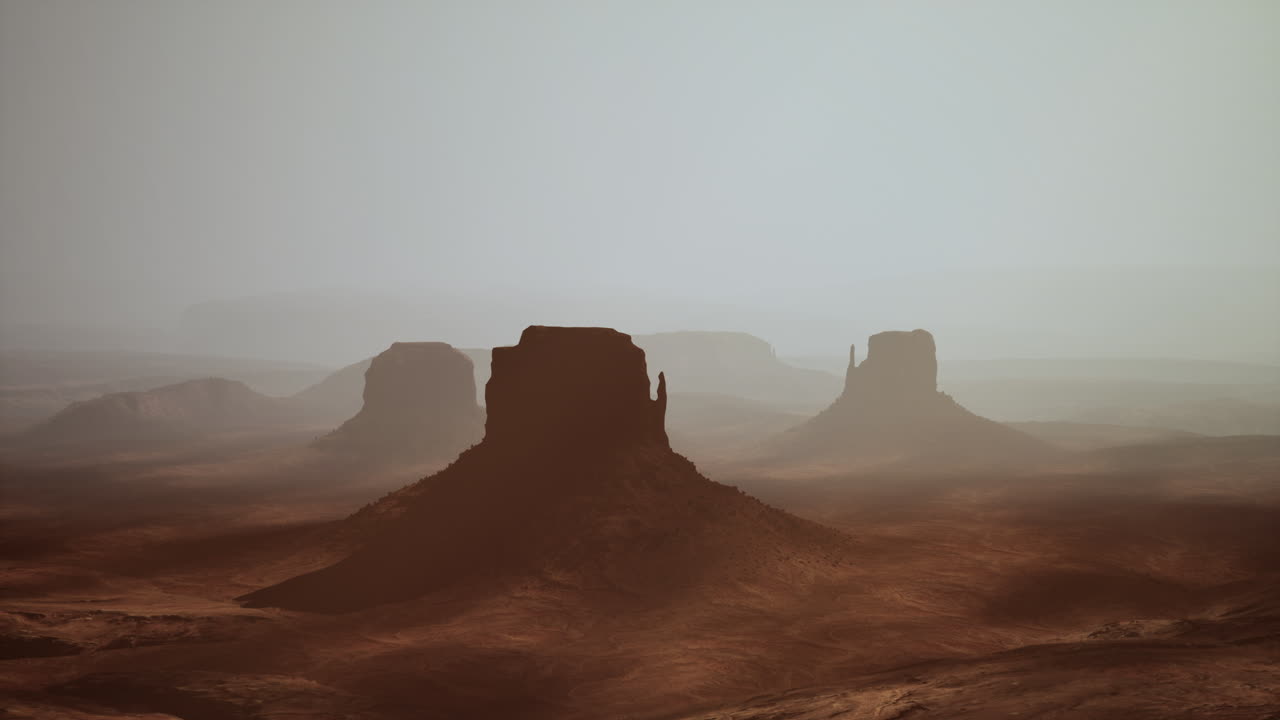 parque nacional del valle de los monumentos - las colinas en la niebla