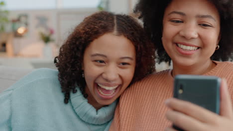 Lächeln,-Glücklich-Und-Telefon-Selfie-Mit-Freunden