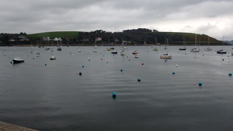 Extraweitwinkelaufnahme-Des-Falmouth-Marina-Mit-Wasserspülung-Im-Hintergrund