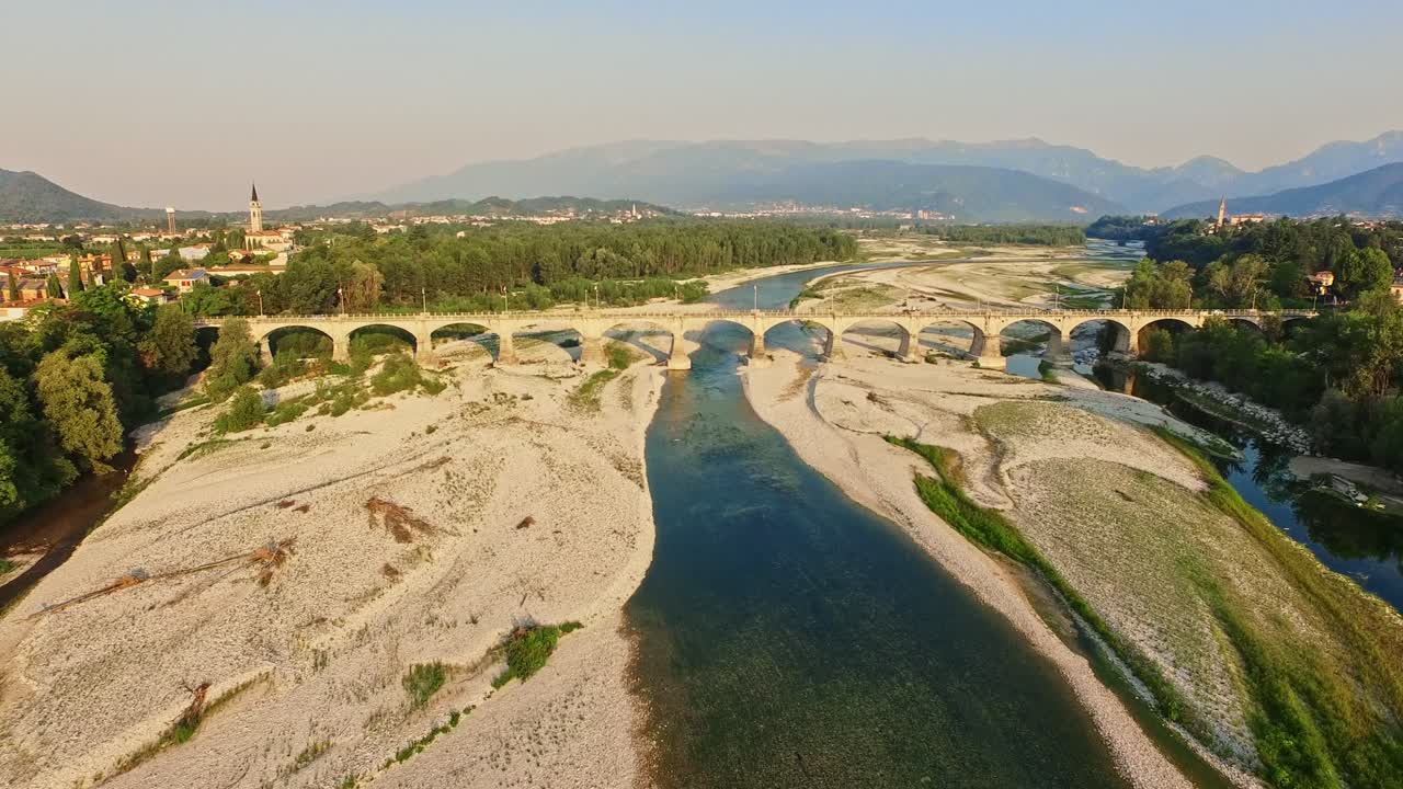 vista aérea de drones del río piave en italia, con el viejo puente que lo cruza, arquitectura del '900