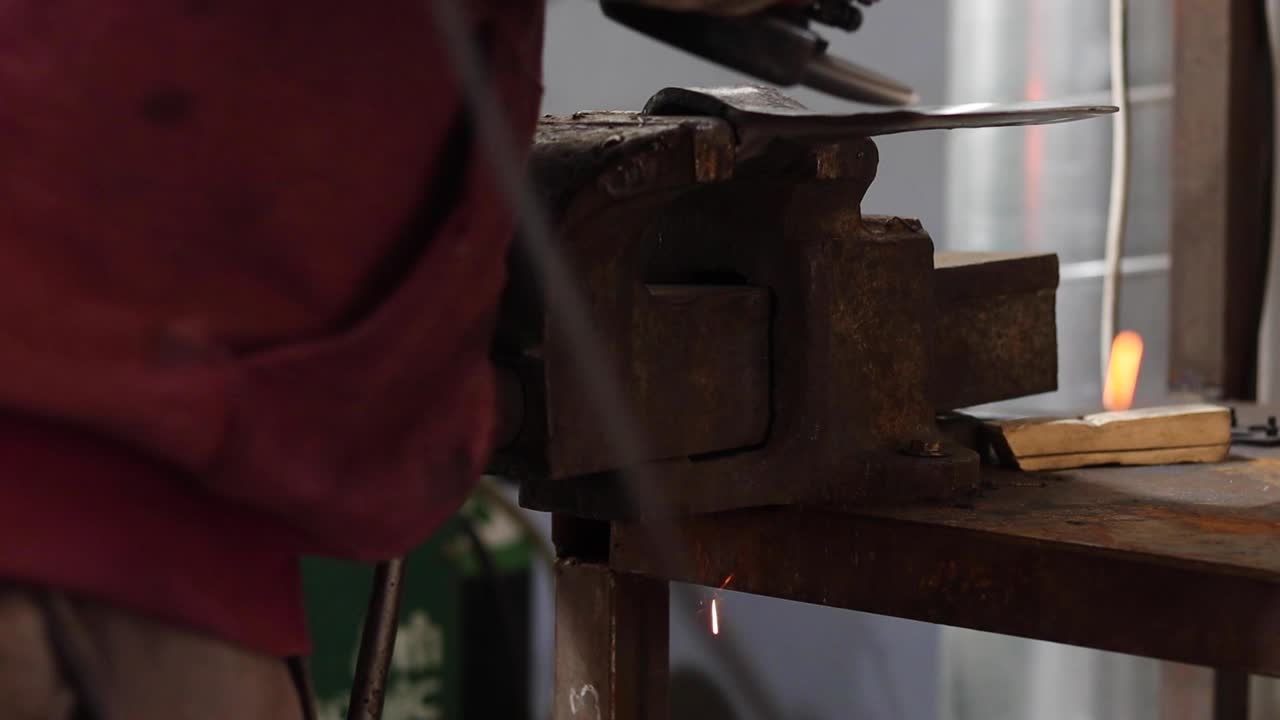 artesano moliendo metal con molienda en el vicio