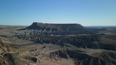 drone volando en el desierto con montañas
