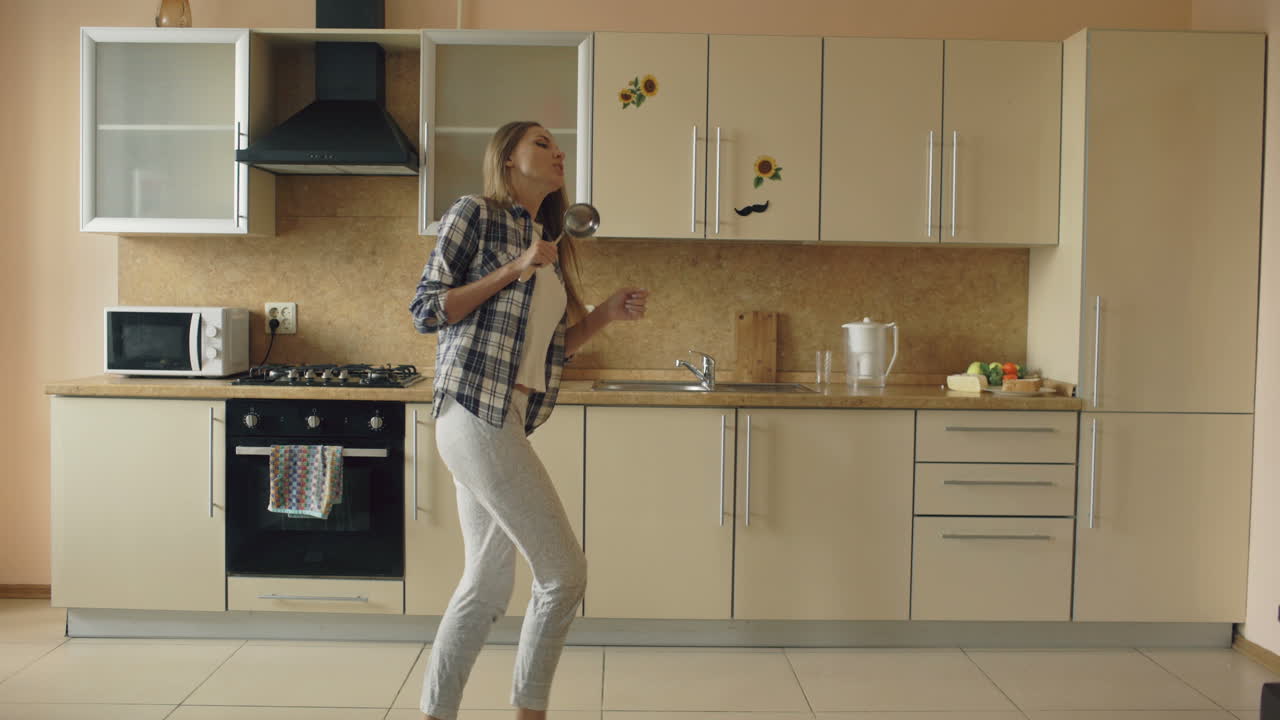 Donna che balla in cucina