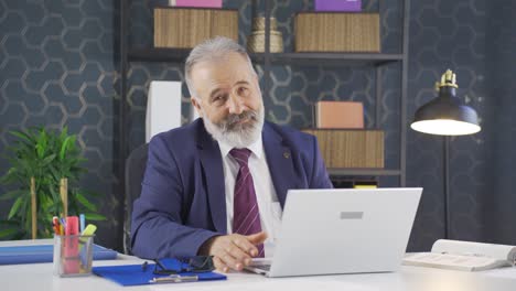 un hombre de negocios emocional mirando a la cámara.