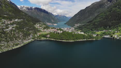 hermoso y largo zoom de drones en video de la ciudad de odda en noruega durante el verano
