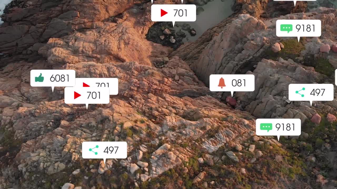 animación de iconos de las redes sociales sobre un paisaje rocoso.