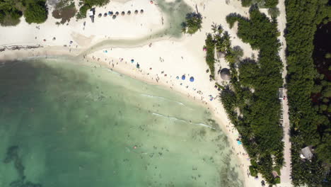 Weißer-Sandstrand-Mit-Sonnenschirmen-Und-Urlaubern-In-Der-Bucht-Von-Punta-Esmeralda