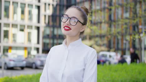 Estudiante-Joven-Y-Bonita-En-La-Calle