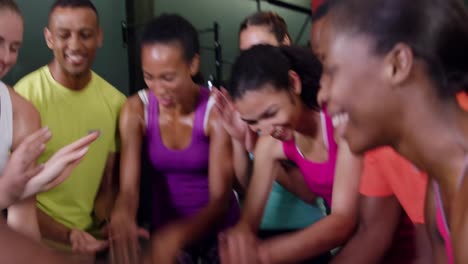 mantenerse en forma en una clase de gimnasia