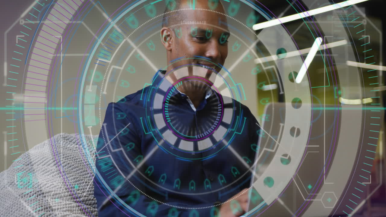 animación del procesamiento de datos sobre empresario biracial que trabaja en la oficina