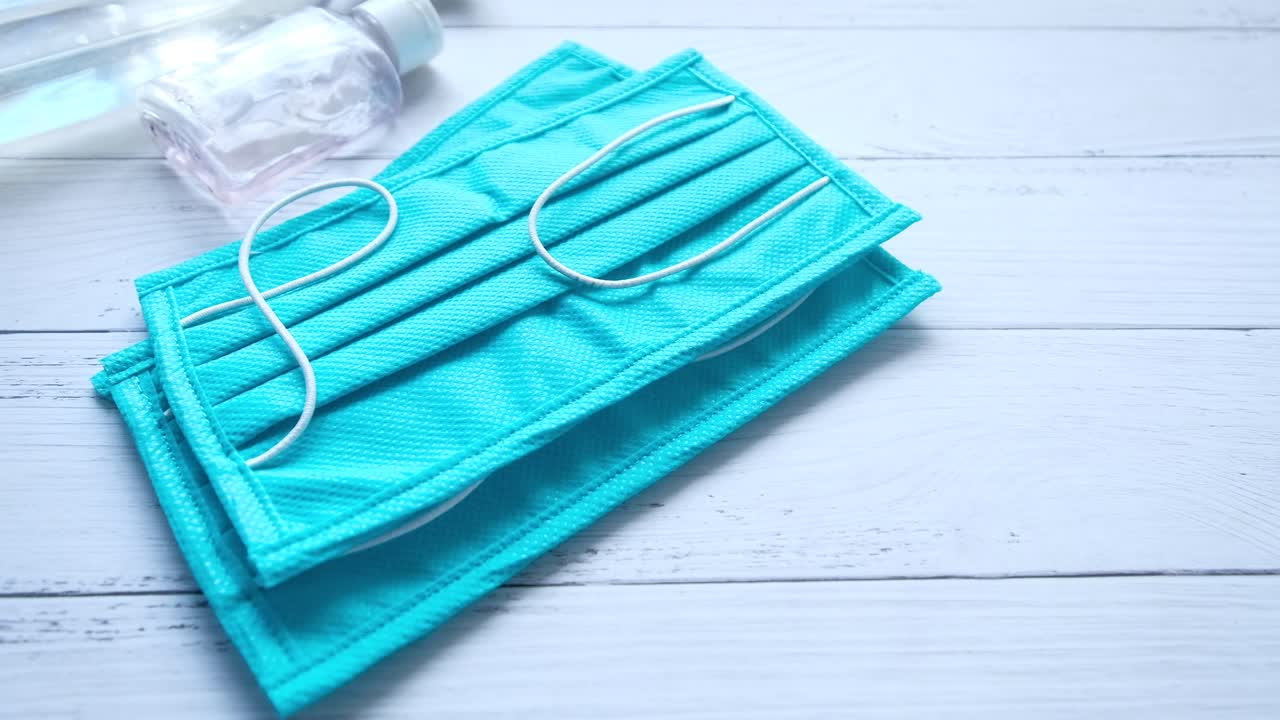 위생을 위해 얼굴 마스크와 손 소독제