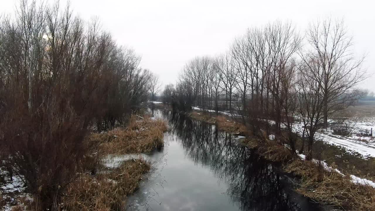 Ponte che attraversa il Canale Principale della Valle del Danubio in inverno, Nemesnádudvar, Ungheria, in una giornata cupa