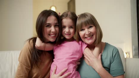 Hermosa-Abuela,-Madre-E-Hija-Están-Mirando-La-Cámara-Y-Sonriendo