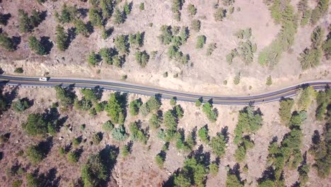 Un-Camino-Sinuoso-En-El-Medio-Oeste-De-Estados-Unidos-Con-Un-Auto-Conduciendo-Junto-A-él