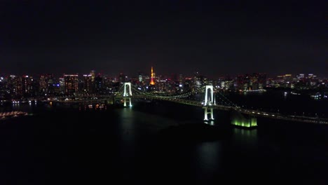 vista aérea subiendo en el puente del arco iris en la noche sobre el agua