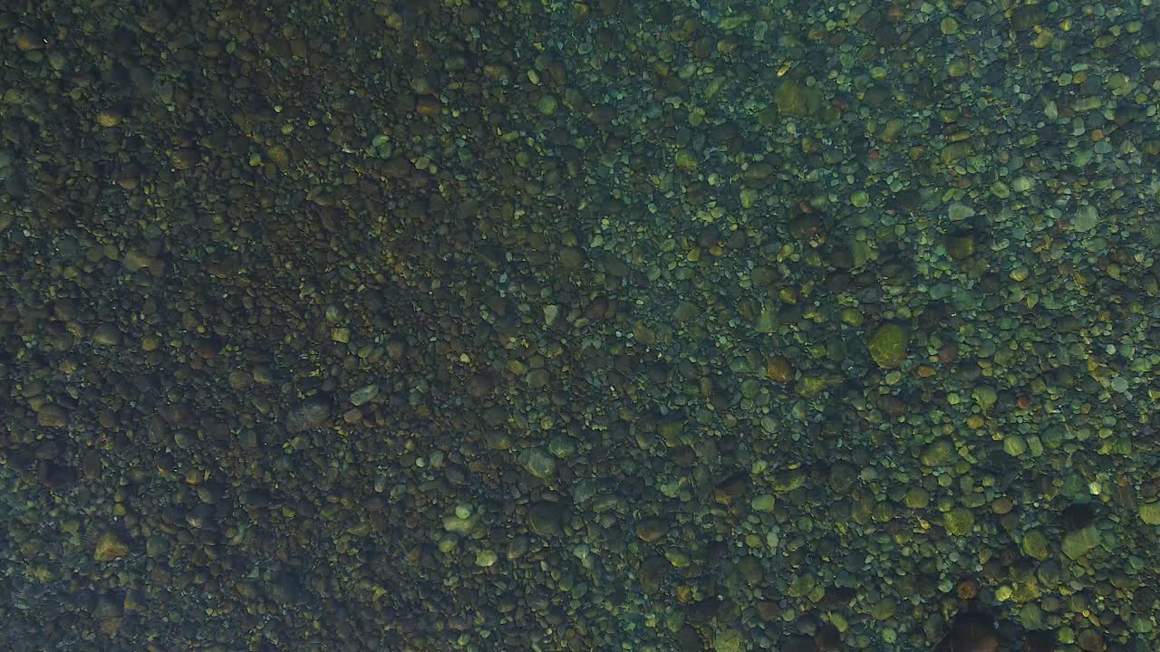 aguas cristalinas corren a través de los ríos