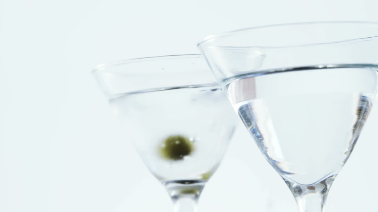 색 바탕에 올리브가 있는 테일 컵 위에 움직이는 은 반점들의 애니메이션