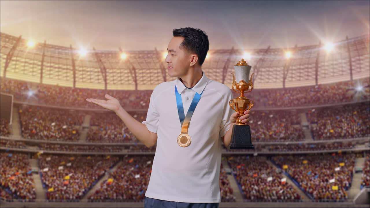 hombre sosteniendo un trofeo en un estadio