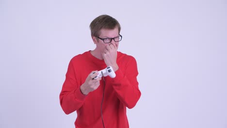 fotografía de estudio de un joven guapo