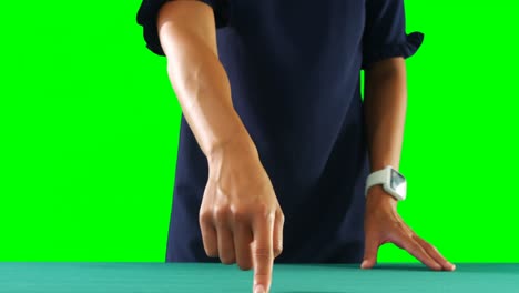 mujer fingiendo usar una pantalla invisible 4k