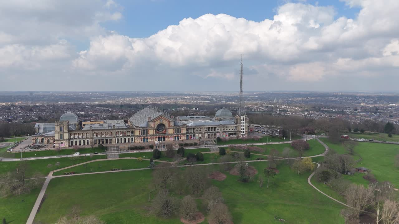 Rivelazione aerea con drone in retromarcia dell'Alexander Palace, Nord di Londra, Regno Unito