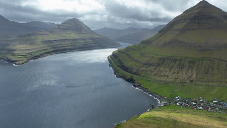 Mirador-De-Ithamar,-Islas-Feroe:-Vista-Aérea-Que-Viaja-Hacia-Las-Montañas-Y-El-Fiordo-Funningsfjorour