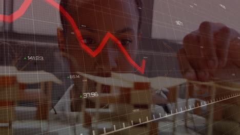 animación del procesamiento de datos financieros sobre una mujer de negocios biracial en la oficina
