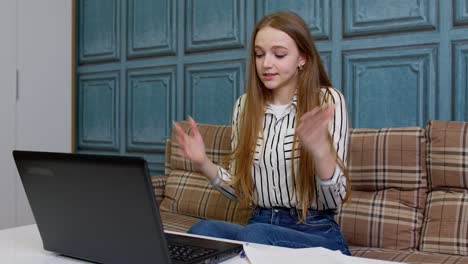 Mujer-De-Negocios-Enojada-E-Irritada-Extendiendo-Las-Manos-Gritando,-Emociones-Disgustadas,-Trabajando-En-Una-Computadora-Portátil