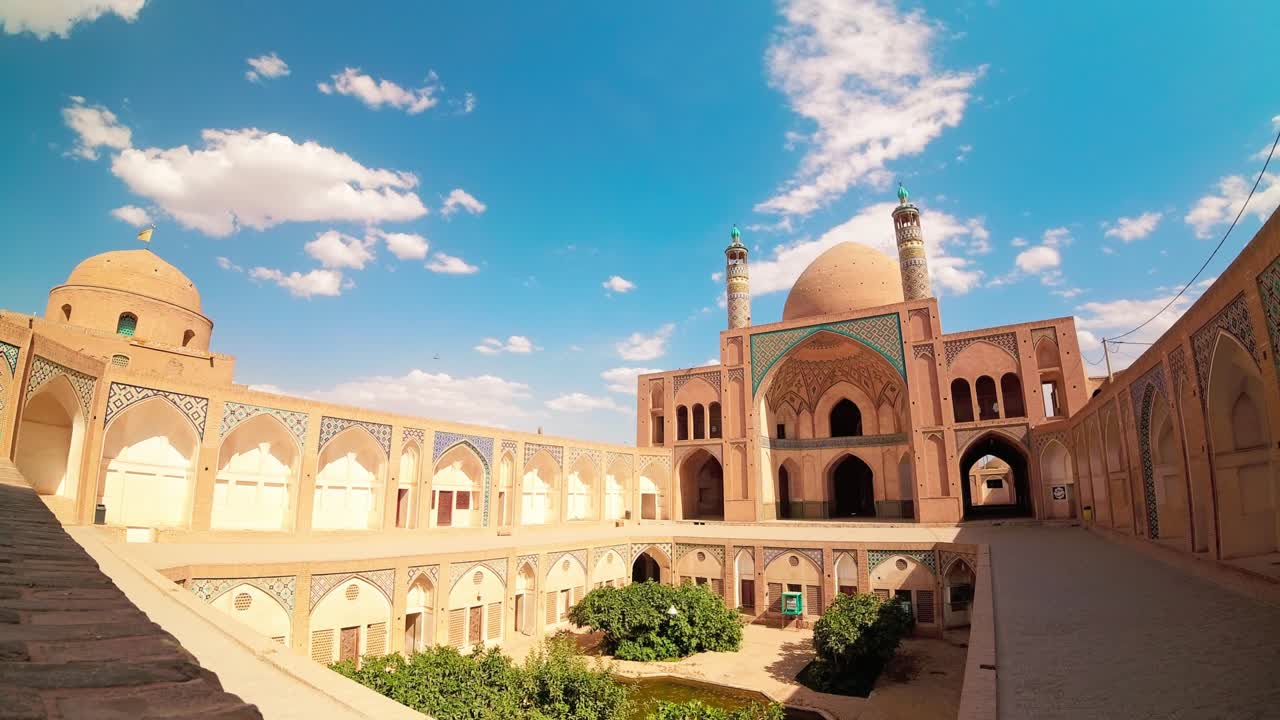 kashan, irán - 29 de mayo de 2022: turistas y peregrinos exploran e interactúan por el hermoso time-lapse de la mezquita agha bozorg en un día soleado