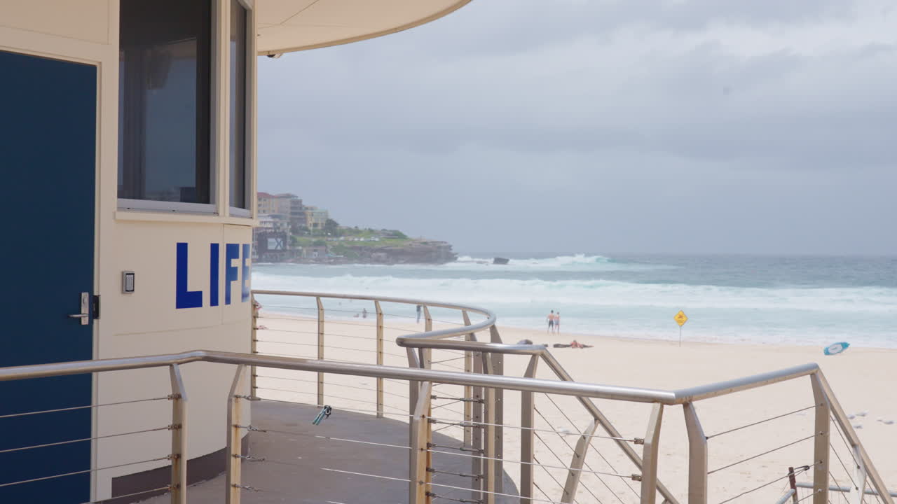 인기 있는 본디 비치 해양 파도의 타임  ⁇ 스, 라이프가드 타워, 4k