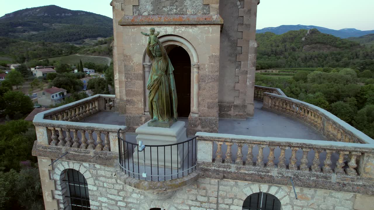 노트르담 드 라 콘솔레이션 사당 (notre-dame-de-la-consolation chapel) 은 1894년에 지어진 사당으로, 피에롱의 한 마을을 내려다보는 바위 위에 있다.