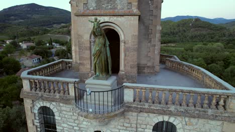 la capilla notre-dame-de-la-consolation, construida en 1894 en lo alto de un espolón rocoso con vistas a una aldea en pierrelongue.
