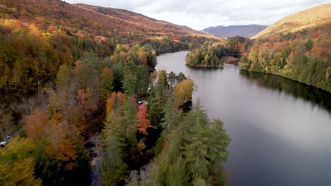 lago de retiro aéreo de color de otoño en vermont