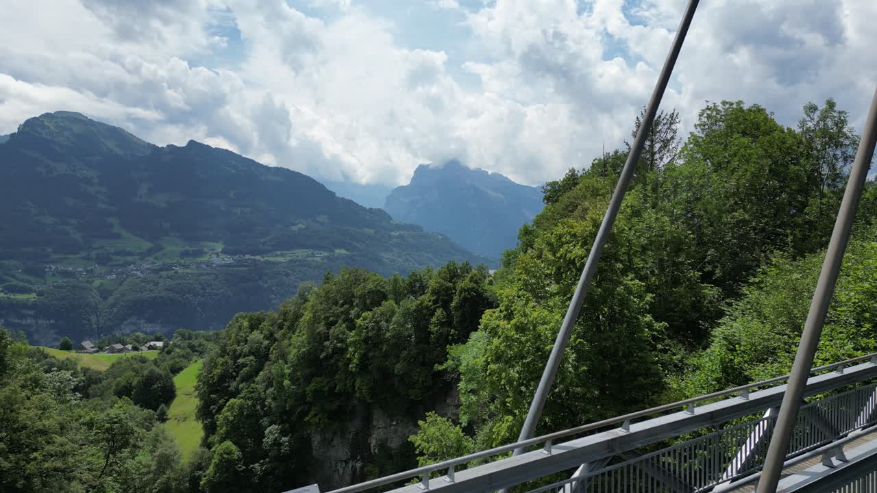 vista aérea del puente colgante en amden, suiza