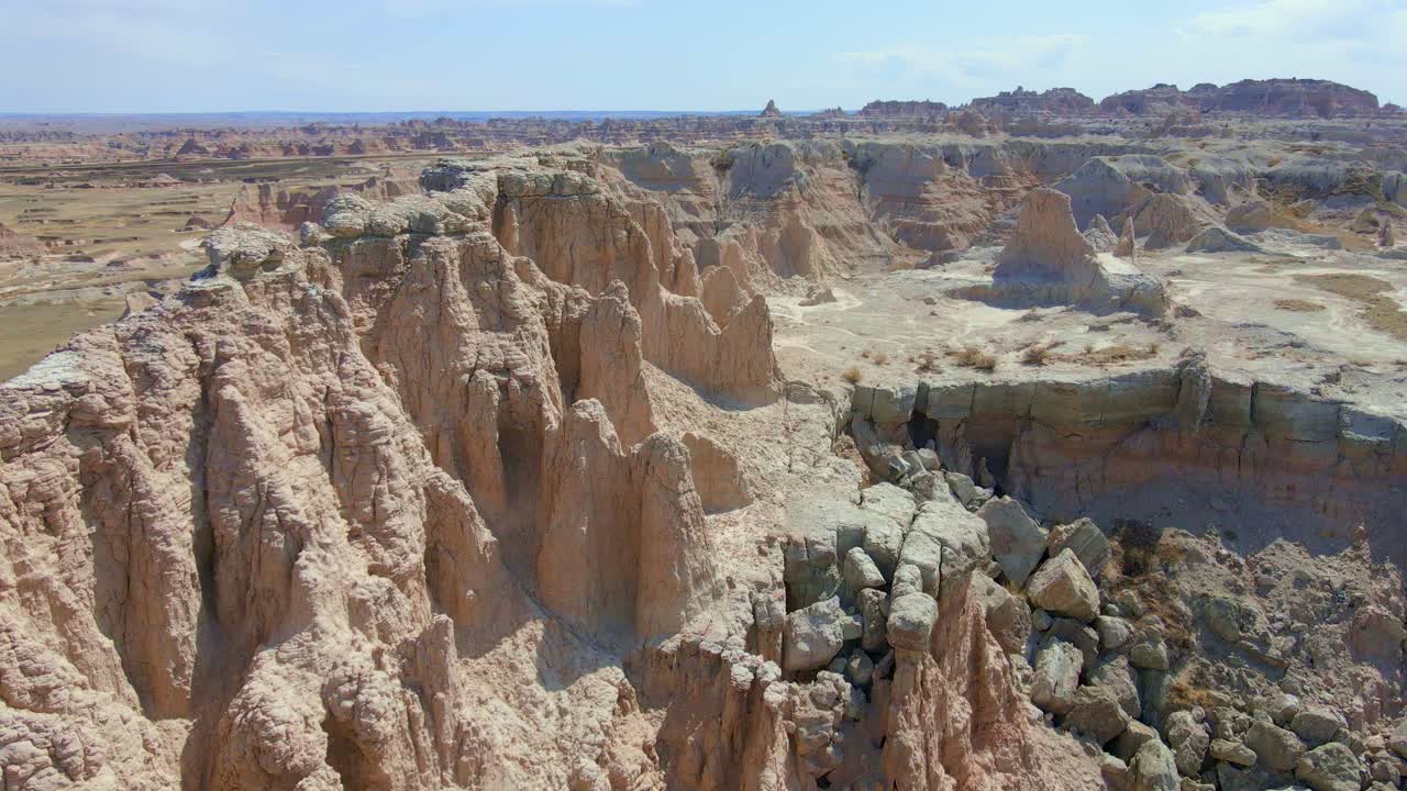 эродированная сторона горного утеса, природный ландшафт в национальном парке бэдлендс, южная дакота
