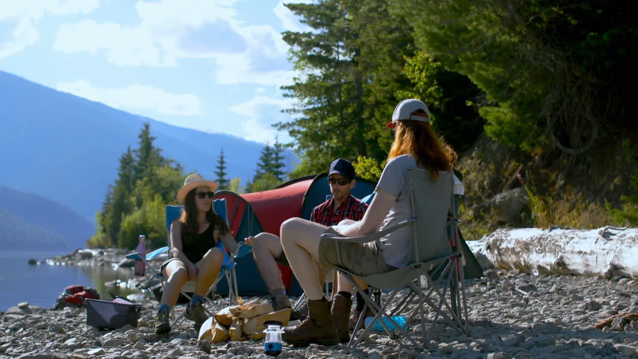 강변 근처 에 캠핑 하는 산책자 들 의 그룹 4k