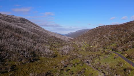 viejo camino de kosciuszko a través de las montañas en nueva gales del sur, australia