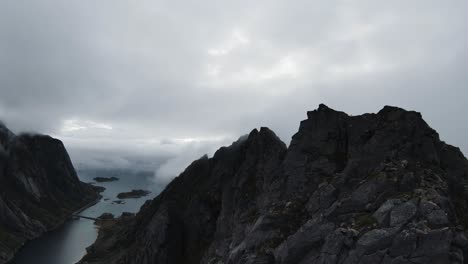 Volando-A-Lo-Largo-De-Una-Cordillera-En-Noruega,-A-La-Derecha-No-Hay-Vista-A-Través-De-La-Niebla-Y-A-La-Izquierda-La-Vista-Del-Océano-En-El-Fondo