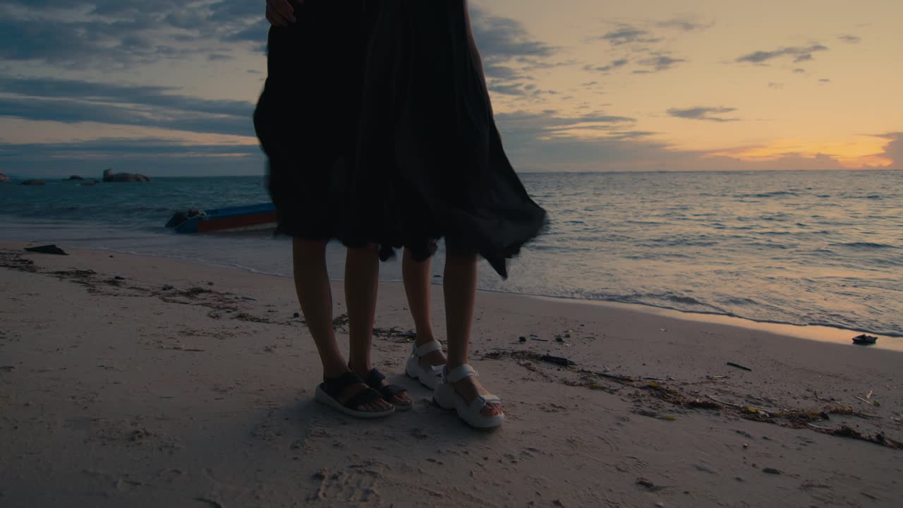 해가 지는 해변 산책