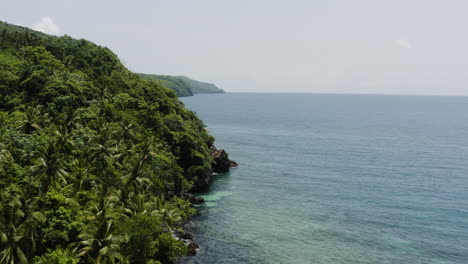 Aéreo---Acantilados-Y-Selva,-Playa-Rincón-Playa,-Republica-Dominicana,-Adelante