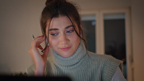 amigable profesor de computadora videocall en la casa oscura primer plano. mujer estudiando en línea