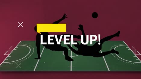 Animation-Der-Worte-„Level-Up“-Und-Gelber-Balken-über-Silhouetten-Von-Spielern,-Die-Auf-Einen-Grünen-Sportplatz-Fallen