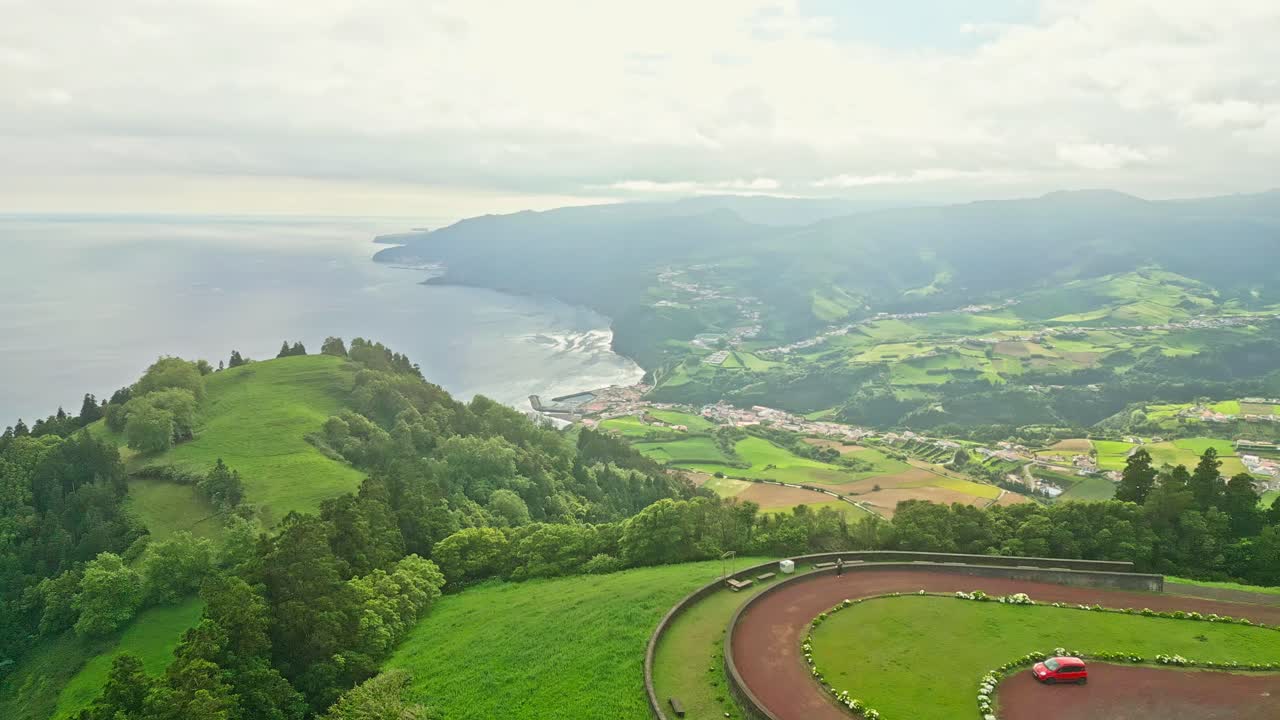 vista panorámica aérea desde el punto de vista de pico dos bodes en la cima de una colina exuberante hasta el océano atlántico, isla de são miguel