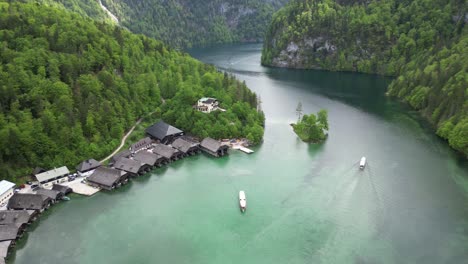 Luftaufnahme-Von-Touristenbooten-In-Der-Nähe-Des-Kleinen-Hafens-Von-Schönau-Am-Malerischen-Königssee-In-Der-Nähe-Der-Stadt-Berchtesgaden-In-Den-Bayerischen-Alpen-In-Deutschland