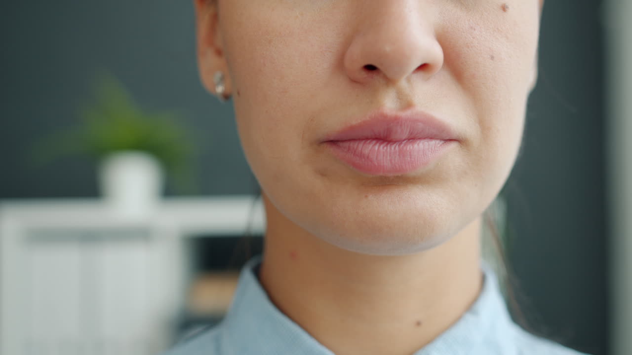 mujer tomando una píldora