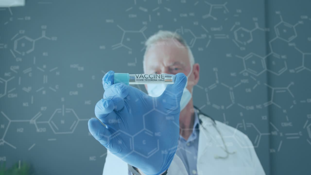 Animazione di formula chimica su un dottore caucasico che indossa una mascherina