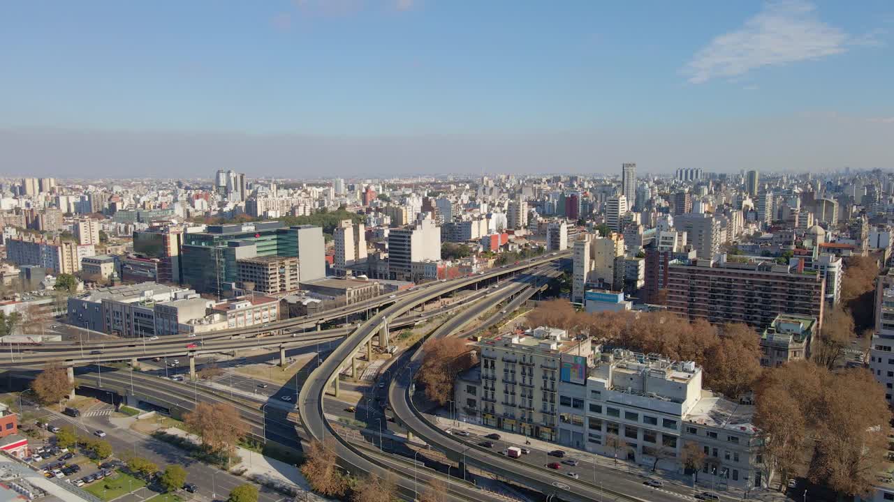 파세오 델 바조와 부에노스 아이레스-라 플라타 고속도로 교차로의 공중 전망