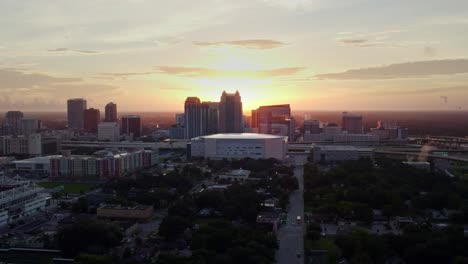 Toma-Panorámica-Con-Drones-Del-Centro-De-Orlando-Al-Amanecer,-Edificios-Recortados-Por-El-Sol