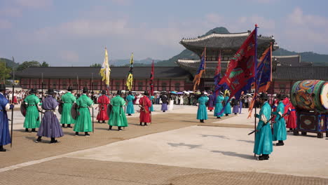 royal guard changing ceremony at gyeongbokgung palace